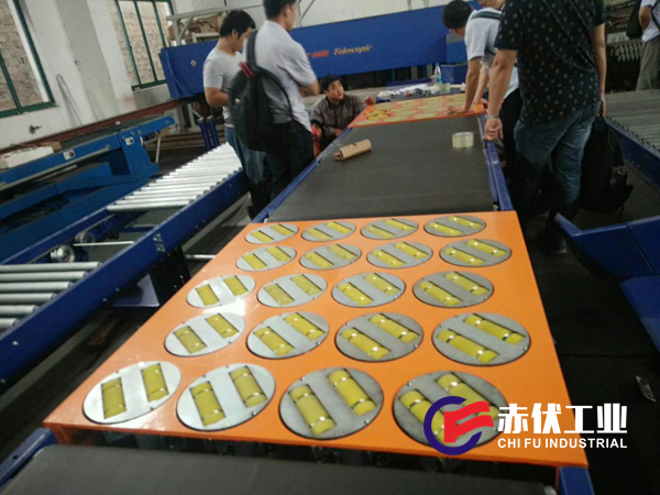 斜擺輪分揀機(jī)(圖1) 斜擺輪分揀機(jī)(圖1)